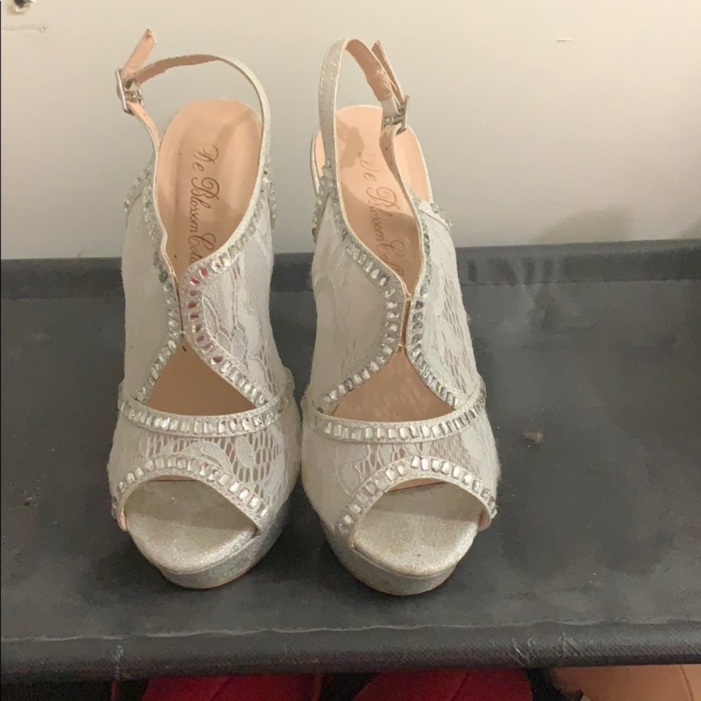 Size 7.5 De Blossom Collection high heals.